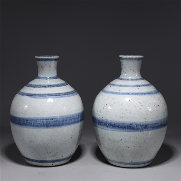 Appraisal: Two Chinese blue and white porcelain vessels with concentric rings