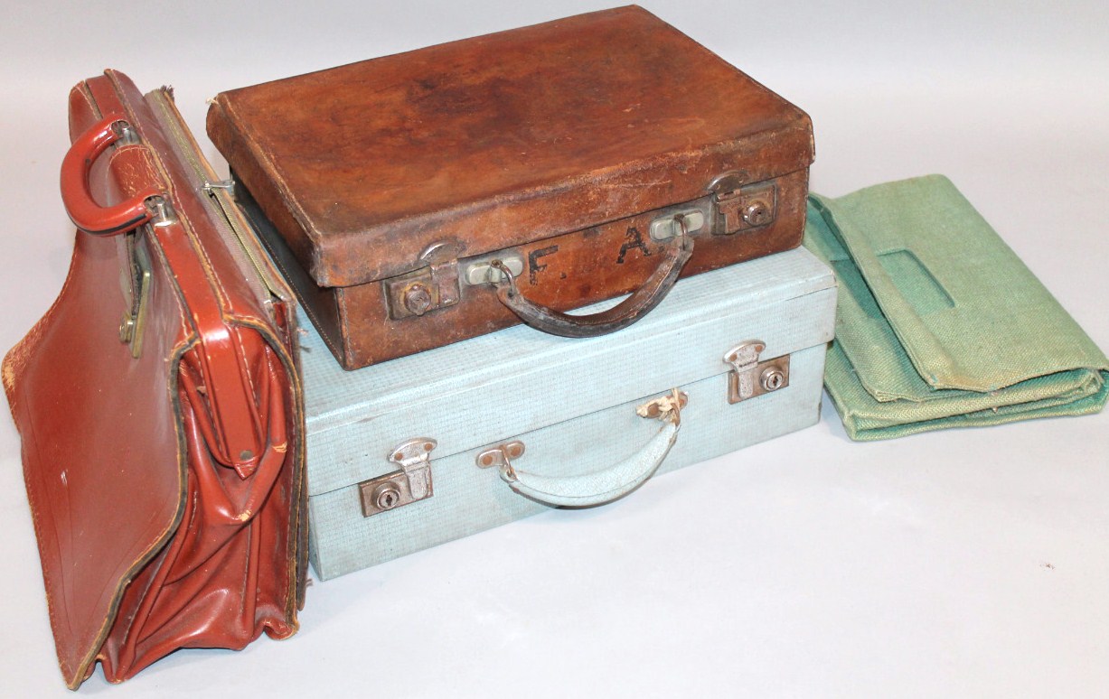 Appraisal: An early thC leather travel case with exterior metal mounts