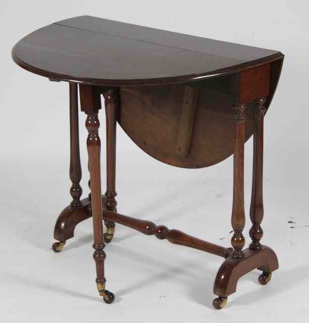 Appraisal: A mahogany two-flap Sutherland table on turned legs and gates