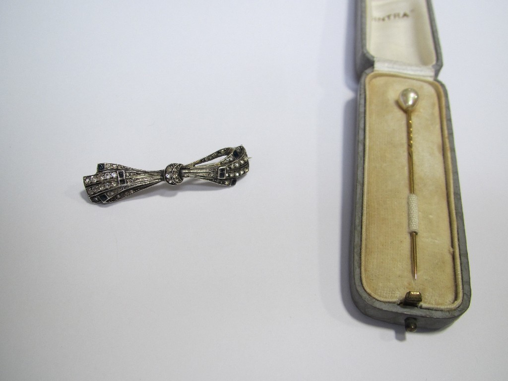 Appraisal: Lot comprising a yellow metal stick pin with paste pearl