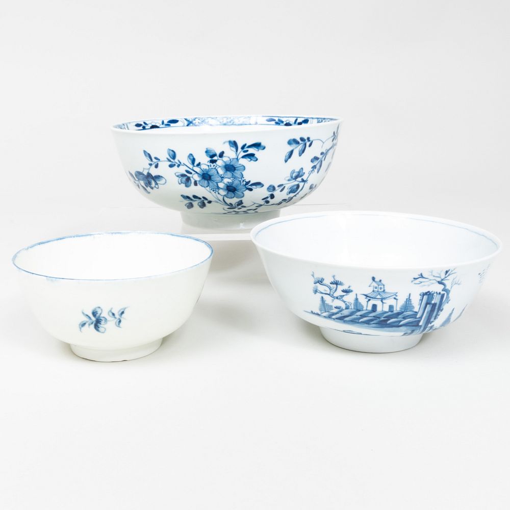 Appraisal: Three Worcester Blue and White Porcelain Bowls The smallest with