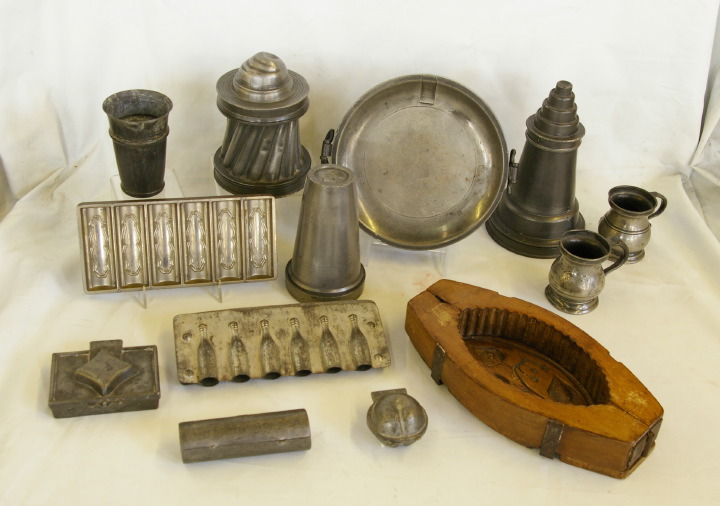 Appraisal: Group of Thirteen Miscellaneous Early Pewter and Wooden Cooking Molds