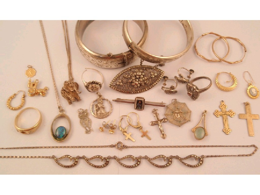 Appraisal: A collection of small silver gold and costume jewellery items