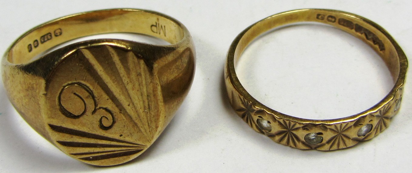 Appraisal: A ct gold oval signet ring engraved with the initial