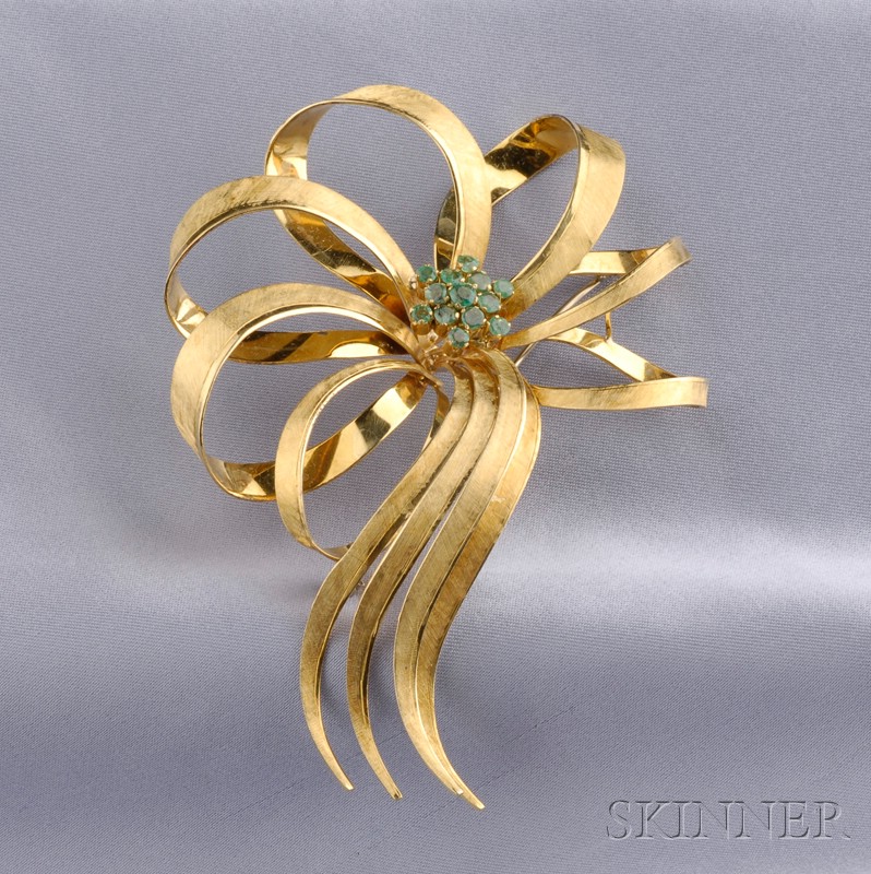 Appraisal: Large kt Gold and Emerald Ribbon Brooch Italy centering a