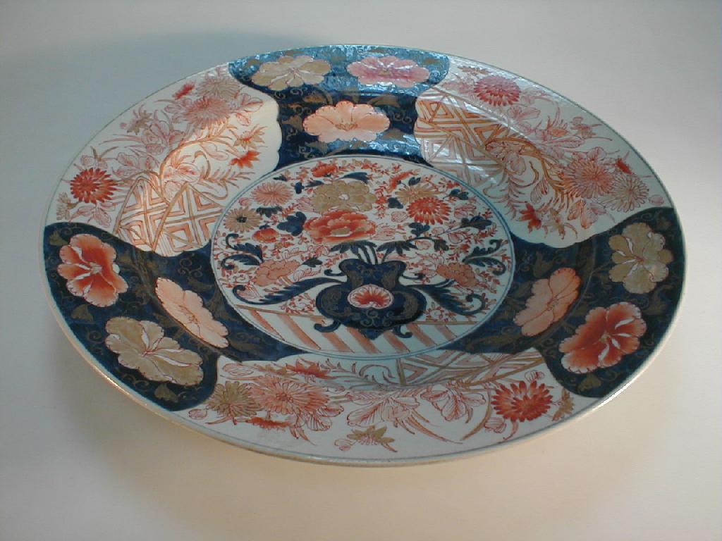 Appraisal: A Japanese Imari shallow charger dish painted in underglaze blue