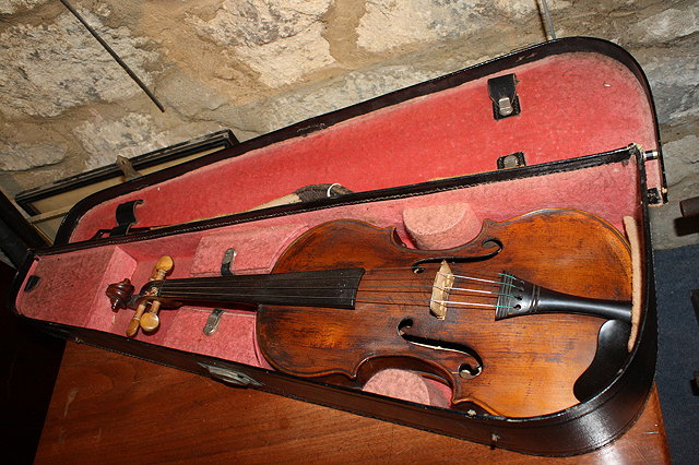 Appraisal: AN OLD CONTINENTAL VIOLIN with Carlo Bergonzi label the bow