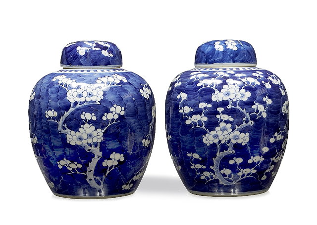 Appraisal: A pair of Chinese blue and white ginger jars and