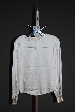 Appraisal: Oscar de la Renta ivory silk long sleeve blouse with