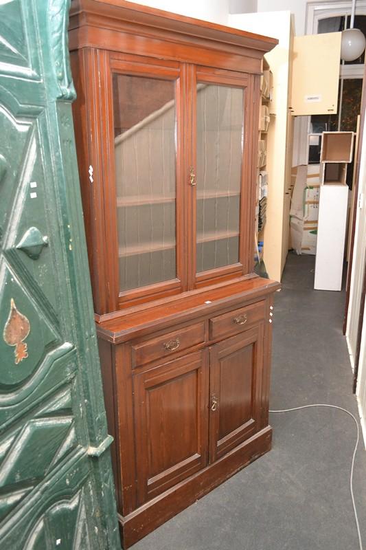 Appraisal: AN EDWARDIAN BOOKCASE CABINET WITH GLAZED DOORS AN EDWARDIAN BOOKCASE