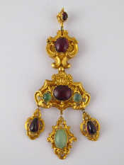 Appraisal: A yellow metal tests carat gold locket back garnet and