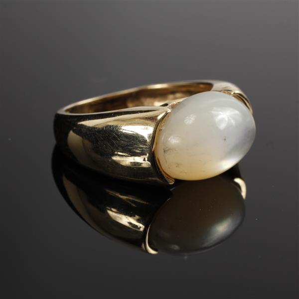 Appraisal: Yellow Gold K Mother of Pearl Cabochon Ring dwt Size