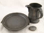 Appraisal: A pewter quart jug warming plate and snuff box