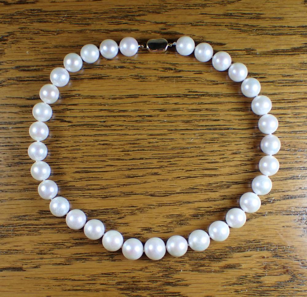 Appraisal: SOUTH SEA PEARL AND EIGHTEEN KARAT GOLD NECKLACE hand-knotted strand