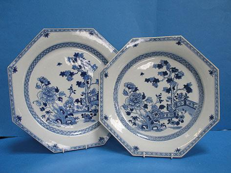 Appraisal: A PAIR OF CHINESE EXPORT BLUE AND WHITE CHARGERS of