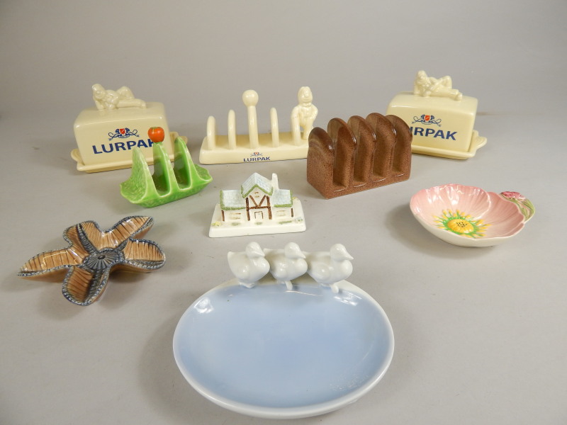 Appraisal: Various collectable ceramics to include a Coalport Village Inn a