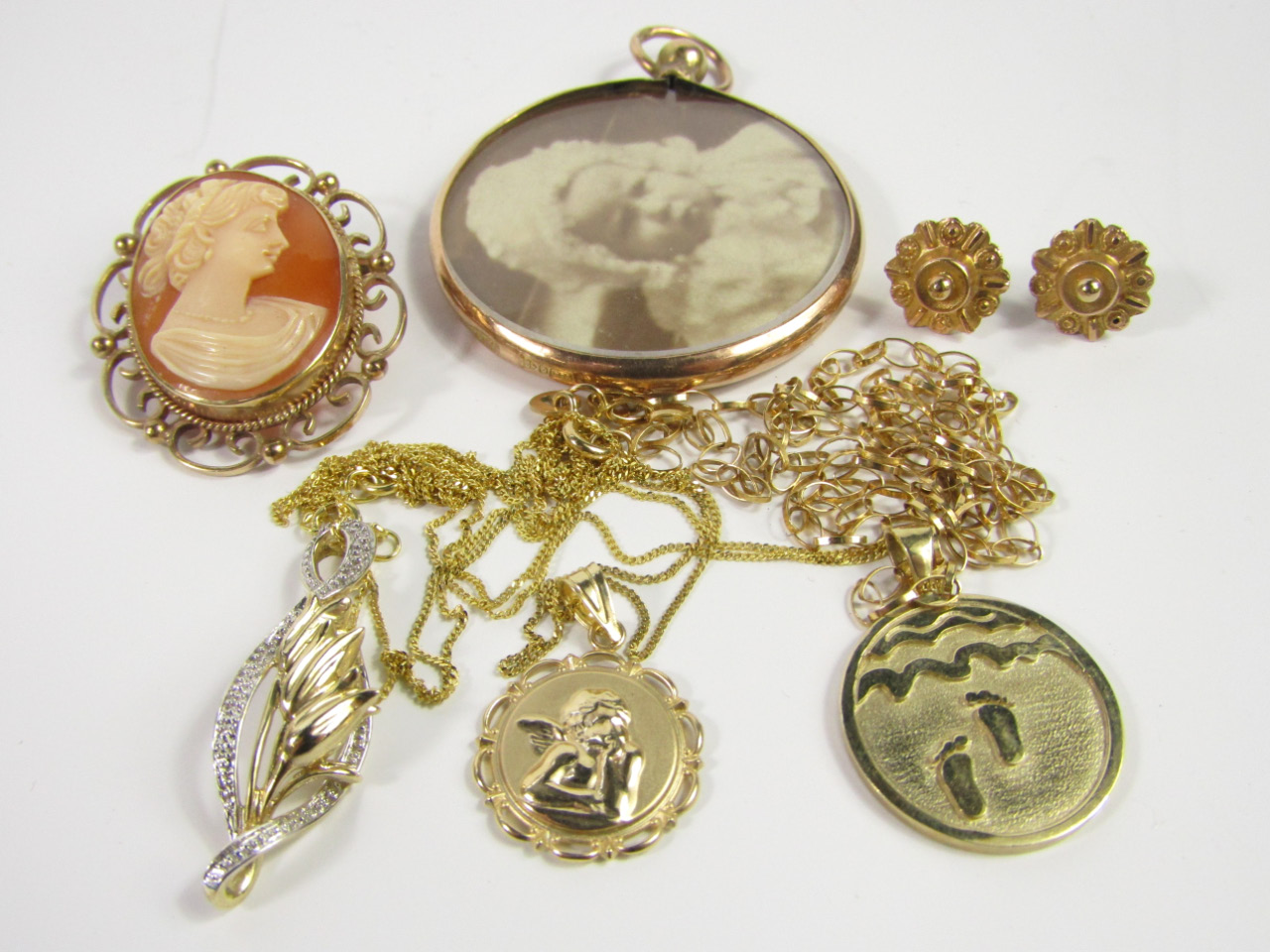 Appraisal: A ct gold circular photo locket ct gold pendant on