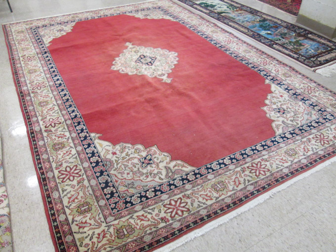 Appraisal: HAND KNOTTED PERSIAN CARPET the single floral medallion centered on