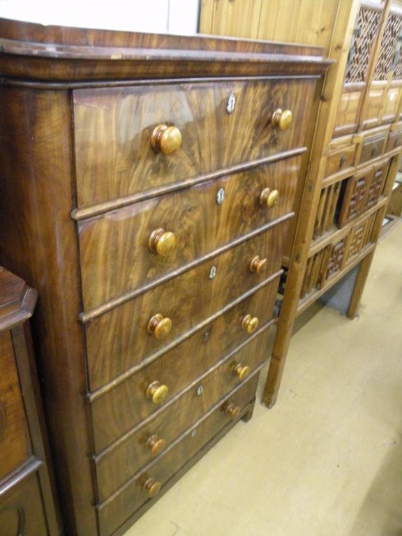 Appraisal: A thC German mahogany chest of six graduated drawers on