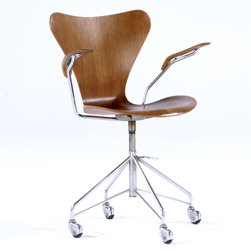 Appraisal: ARNE JACOBSEN FRITZ HANSEN Early swivel chair on casters Stamped