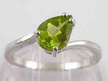 Appraisal: A carat white gold peridot ring