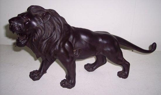 Appraisal: A Japanese bronze figure of a lion roaring cm long