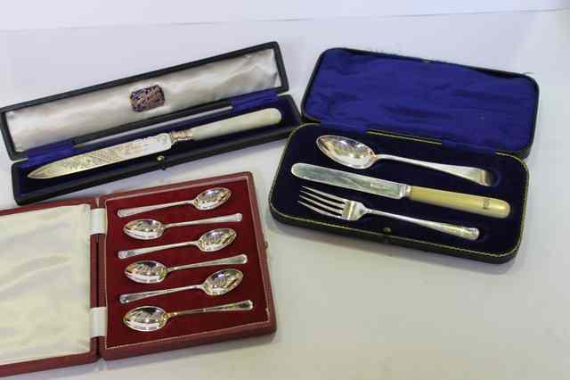 Appraisal: A SET OF SIX SILVER TEASPOONS a mother of pearl