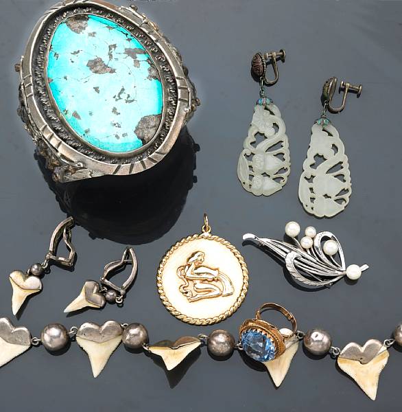 Appraisal: A miscellaneous collection of seven turquoise shark tooth cultured pearl