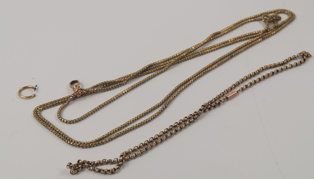 Appraisal: A yellow metal box link long guard chain and a