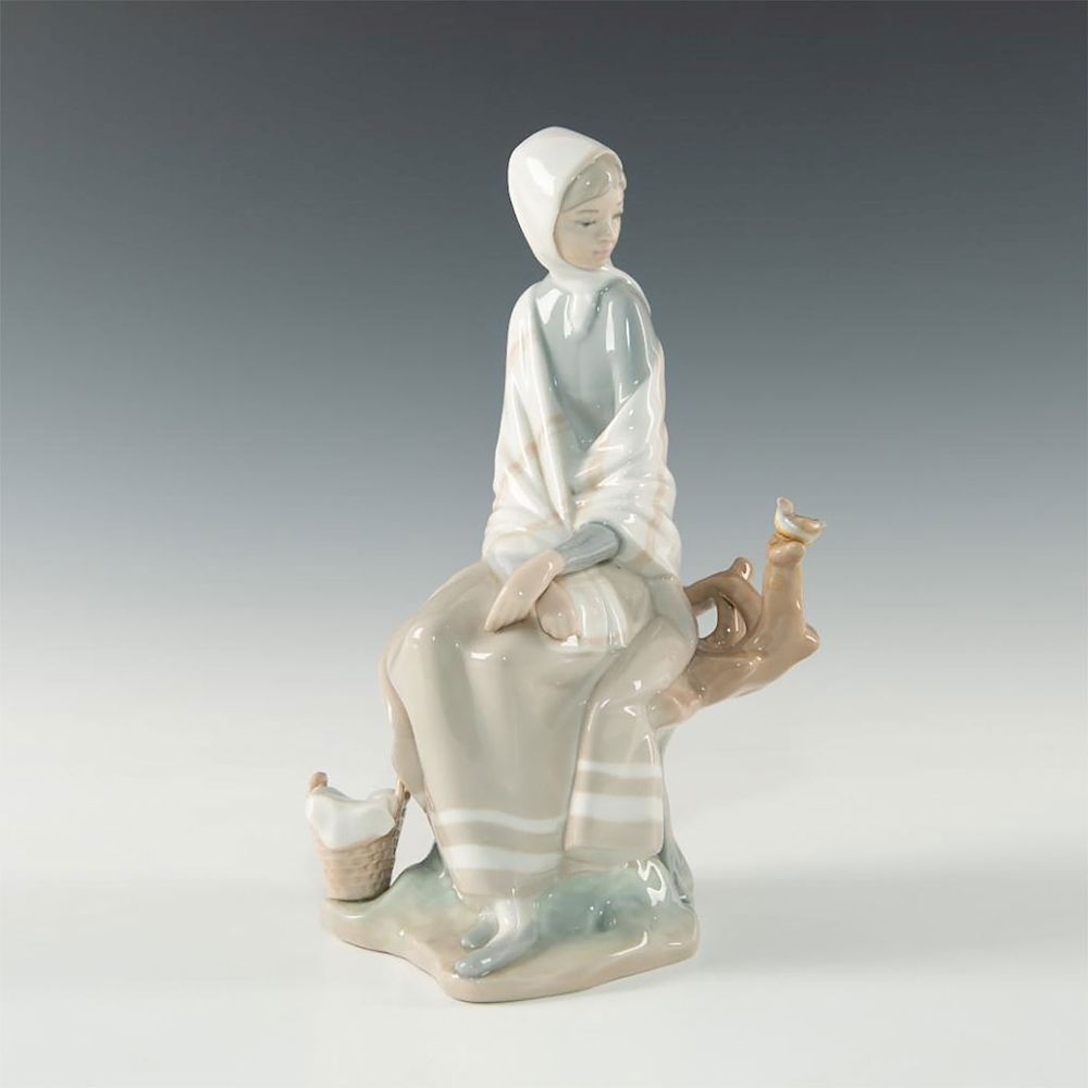 Appraisal: LLADRO FIGURINE NEW SHEPHERDESS Sculpted by Fulgencio Garcia Glaze finish