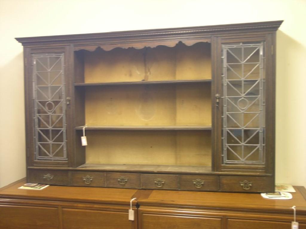 Appraisal: A solid dark oak plate rack two central open shelves