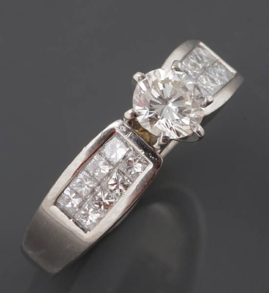 Appraisal: A diamond and platinum ring centering one round brilliant cut