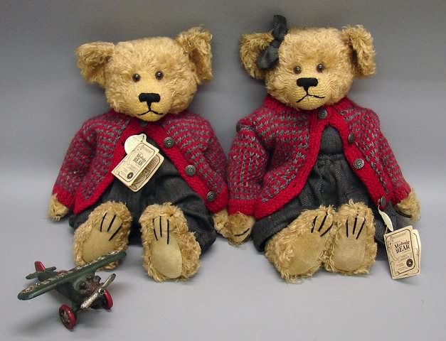 Appraisal: Pair of MIB Boyds tan mohair bears Mamie E Bearington