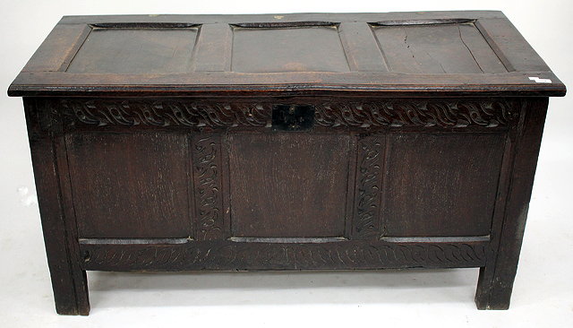 Appraisal: AN TH CENTURY OAK COFFER with triple panelled lid and