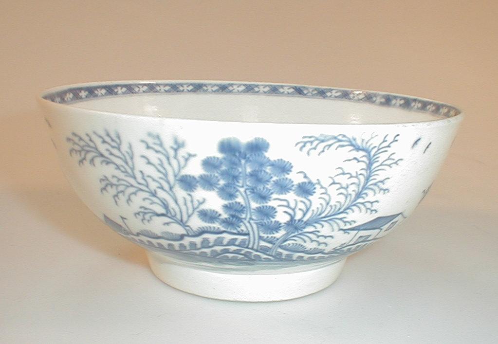 Appraisal: An thC Worcester bowl painted in underglaze blue with Chinese