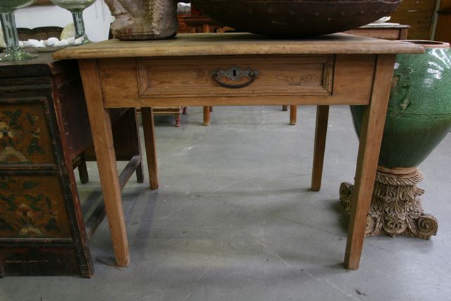 Appraisal: A pine kitchen table single drawer at front cm x