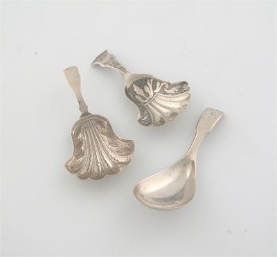 Appraisal: A George III Fiddle caddy spoon with a drop shaped