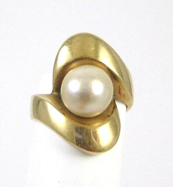 Appraisal: PEARL AND FOURTEEN KARAT GOLD RING set with a single