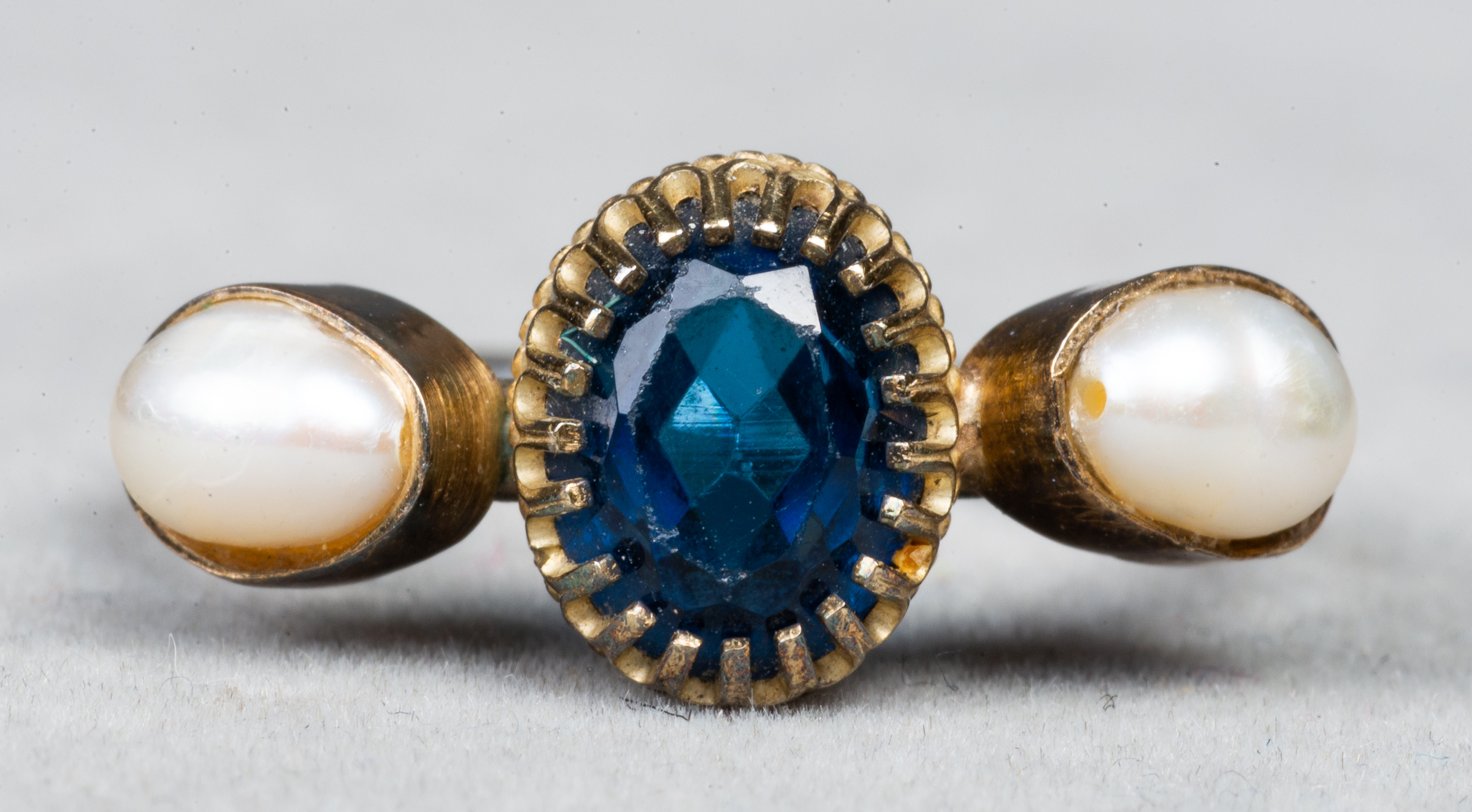 Appraisal: K YELLOW GOLD SILVER BLUE STONE PEARL RING K yellow