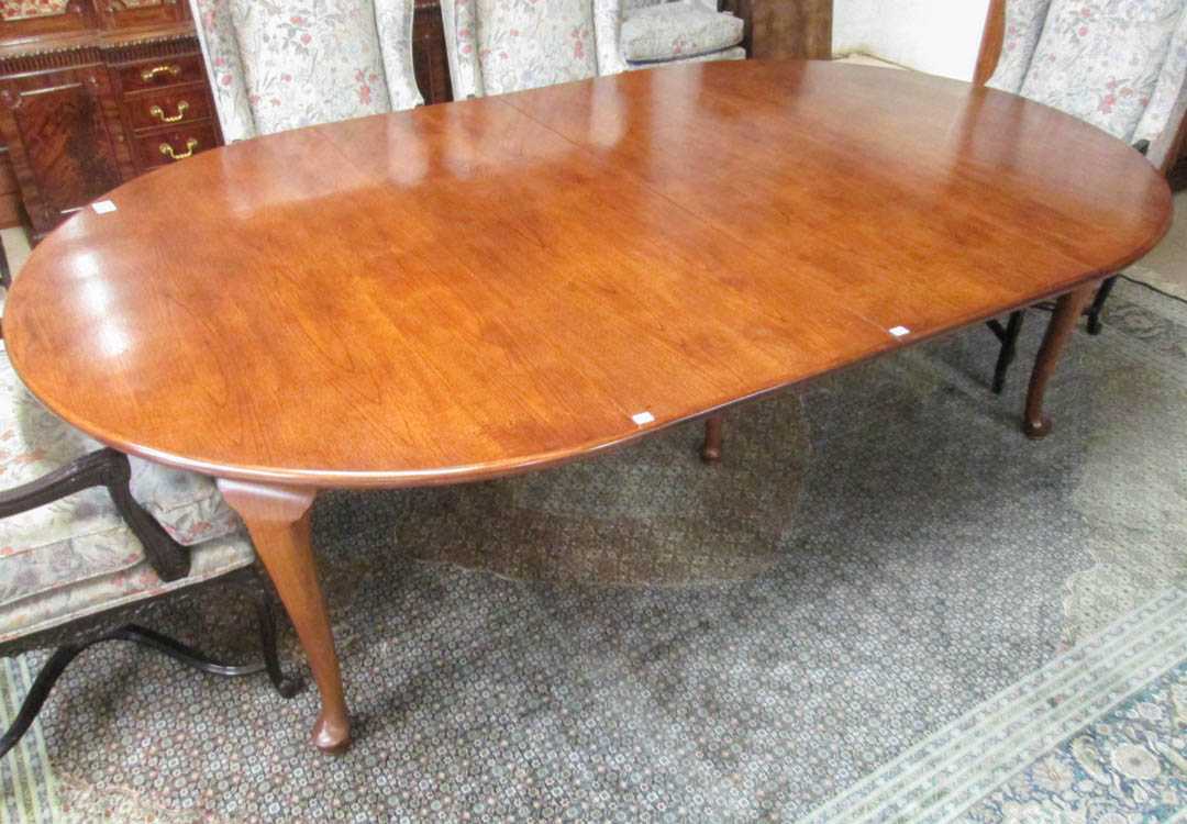 Appraisal: ROUND QUEEN ANNE STYLE DINING TABLE WITH FIVE LEAVES American