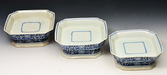 Appraisal: A SET OF CHINESE BLUE AND WHITE PEDESTAL DISHES of