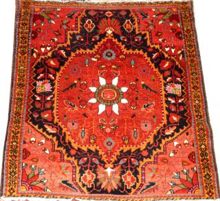 Appraisal: PERSIAN HAND WOVEN WOOL RUG PERSIAN HAND WOVEN WOOL RUG