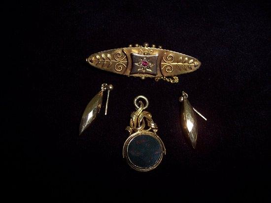 Appraisal: A Victorian ct gold oval brooch a pair of torpedo