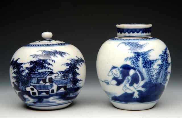 Appraisal: AN TH CENTURY CHINESE MINIATURE GINGER JAR AND COVER with