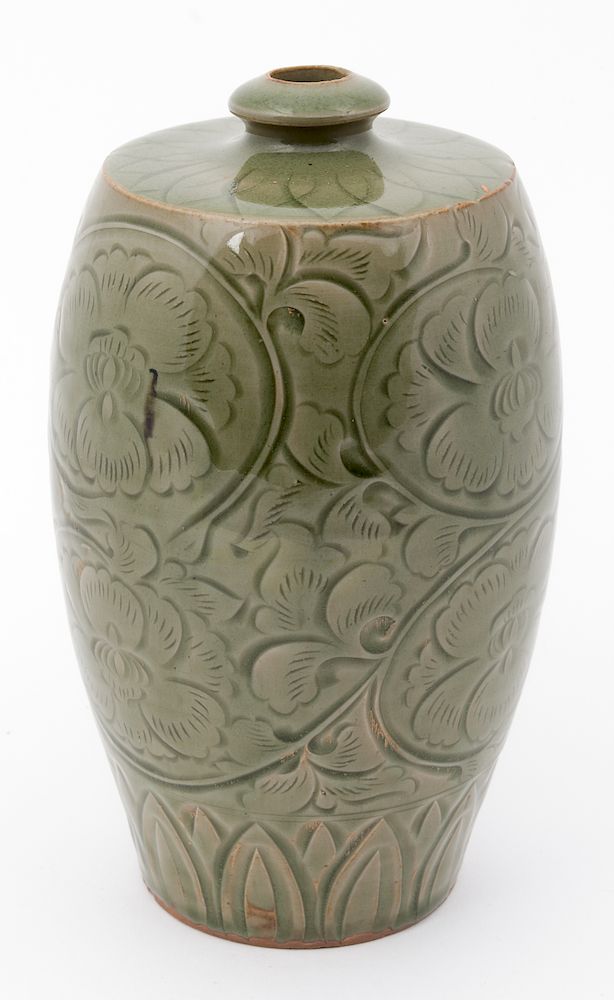 Appraisal: Fine Chinese Qing Dynasty Celadon Vase Fine Chinese Qing Dynasty