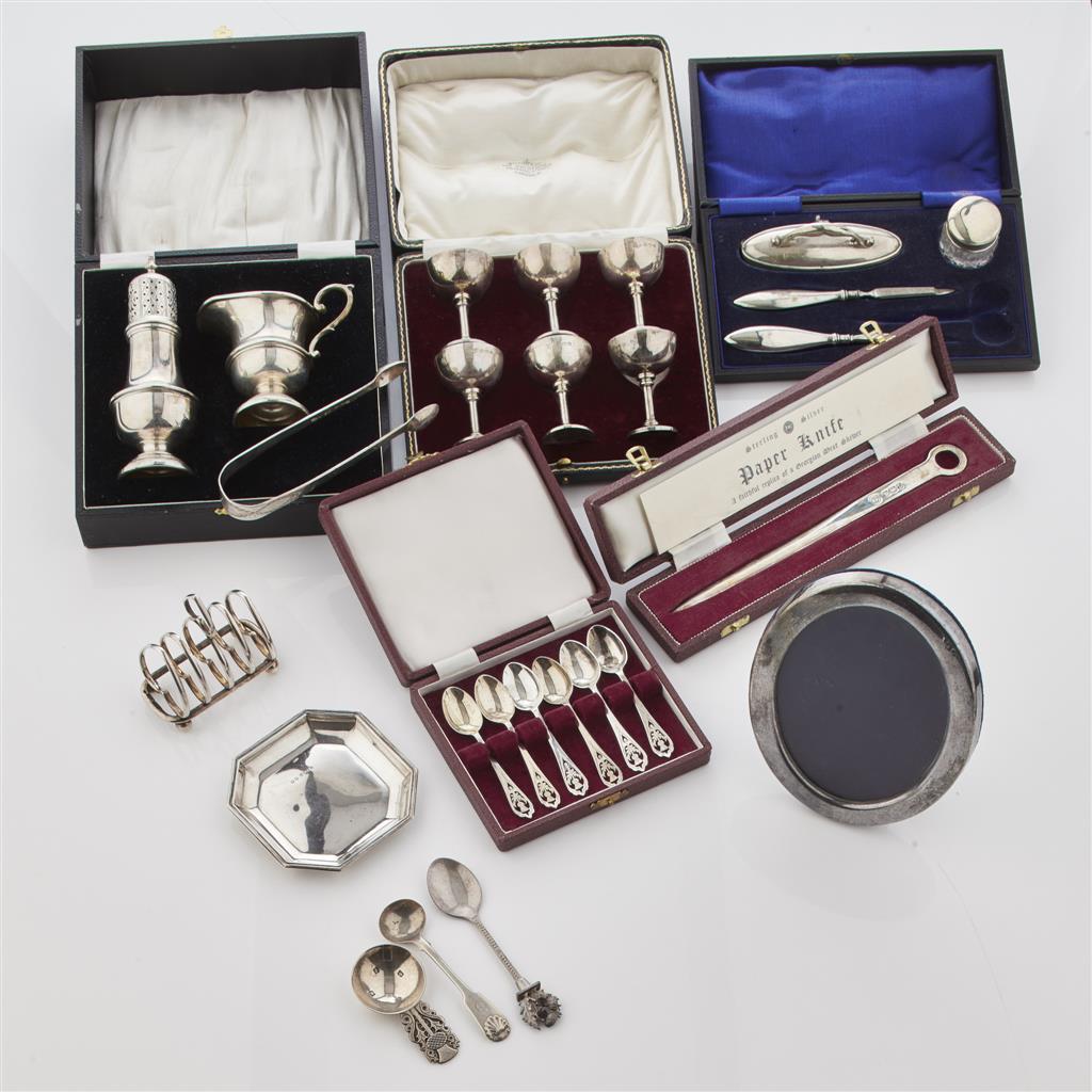 Appraisal: A collection of cased silver to include a thistle terminal