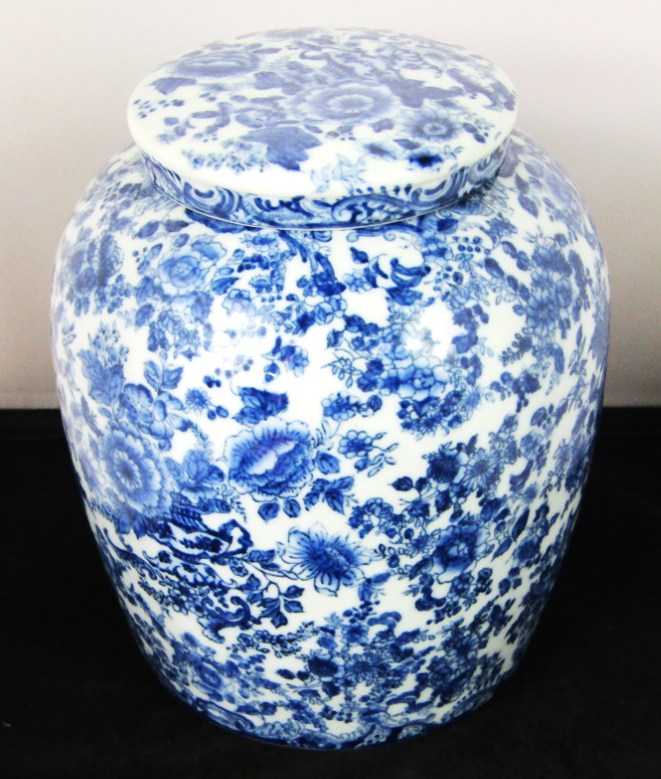 Appraisal: A Chinese blue and white porcelain ginger jar decorated with