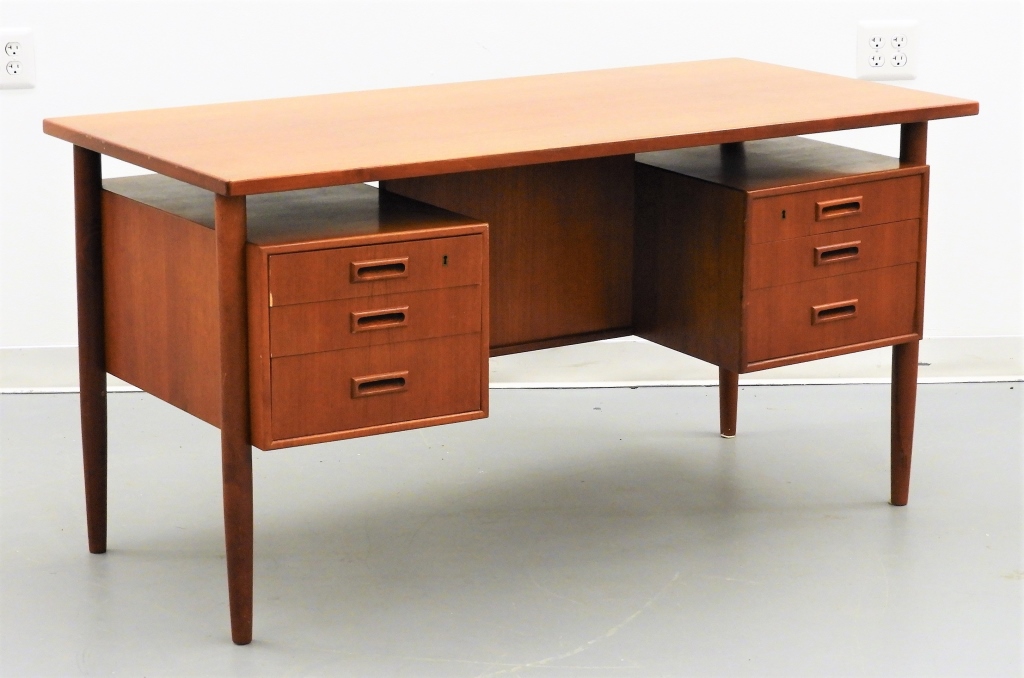 Appraisal: C DANISH MCM MODERN TEAK WOOD DESK Denmark Circa Floated