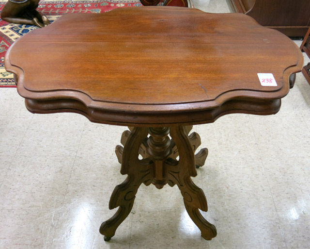 Appraisal: A VICTORIAN WALNUT LAMP TABLE American last quarter of the