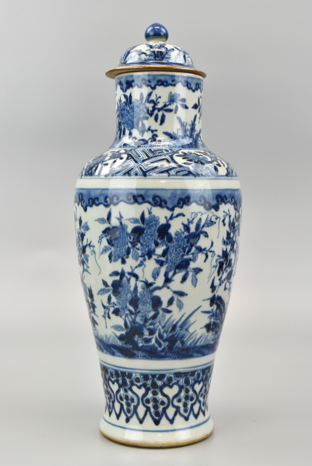 Appraisal: A tall th C Chinese export blue and white vase